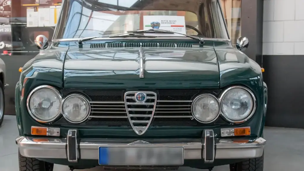 Alfa Romeo презентувала нову книгу про історію спортивних седанів Giulia