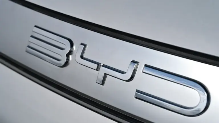 Автомобілі BYD заборонили на американській авіабазі в Японії