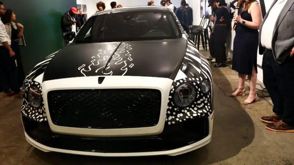 Bentley Flying Spur перетворили на арт-об'єкт, що світиться в темряві