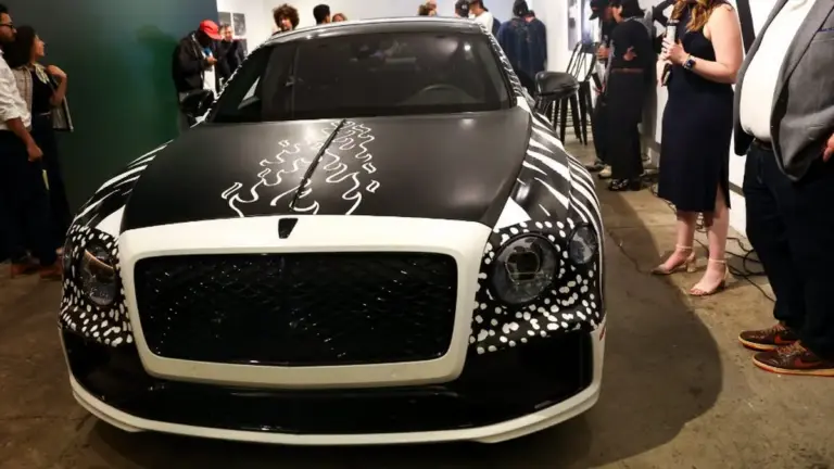 Bentley Flying Spur перетворили на арт-об’єкт, що світиться в темряві