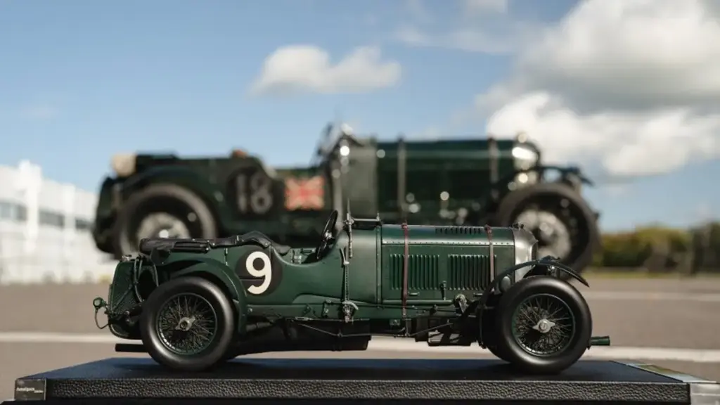 Bentley випустила масштабовані копії культового боліда Blower
