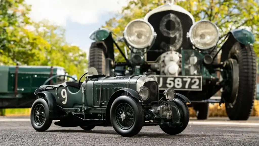 Bentley випустила масштабовані копії культового боліда Blower