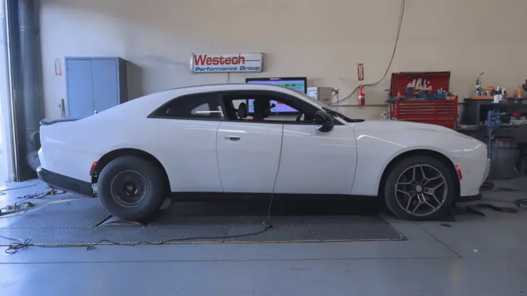 Блогер витиснув 970 к.с. із рядного двигуна Dodge Charger