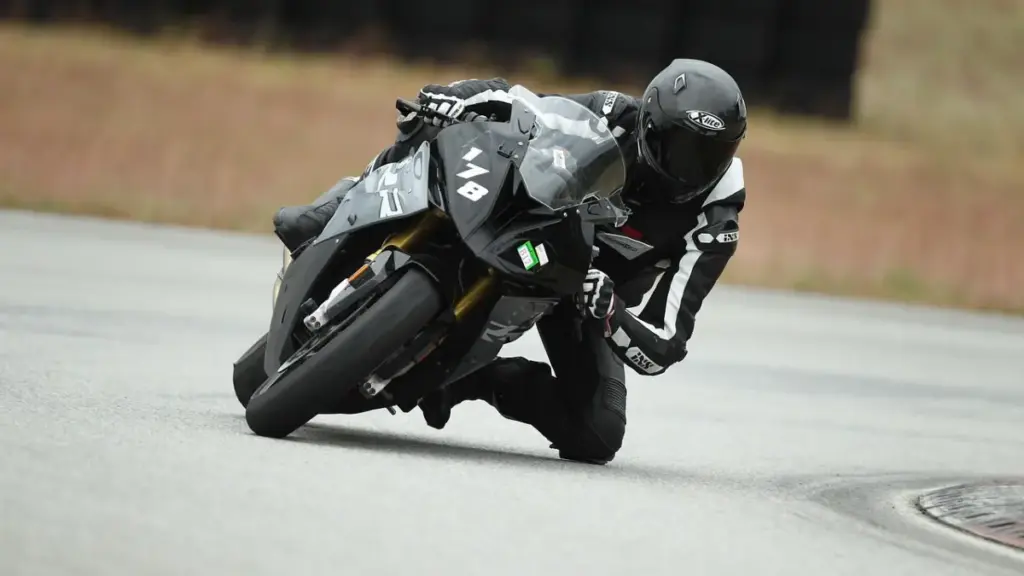 BMW анонсувала новий спортивний мотоцикл F 450 RR з двигуном на 48 к.с.