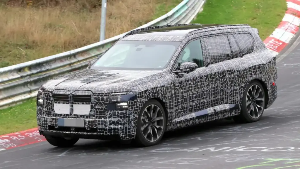 BMW вивела на тести новий трирядний електрокросовер iX7