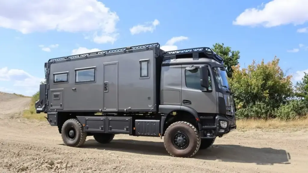Британці перетворили Mercedes-Benz Arocs на розкішний будинок на колесах