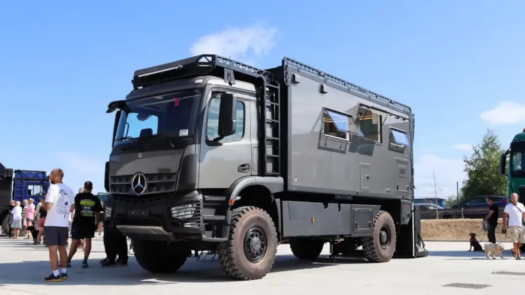 Британці перетворили Mercedes-Benz Arocs на розкішний будинок на колесах