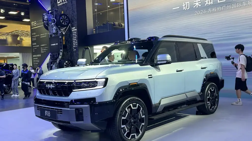 BYD Fang Cheng Bao Bao 8 помітили на вулиці на трьох колесах із блокуванням