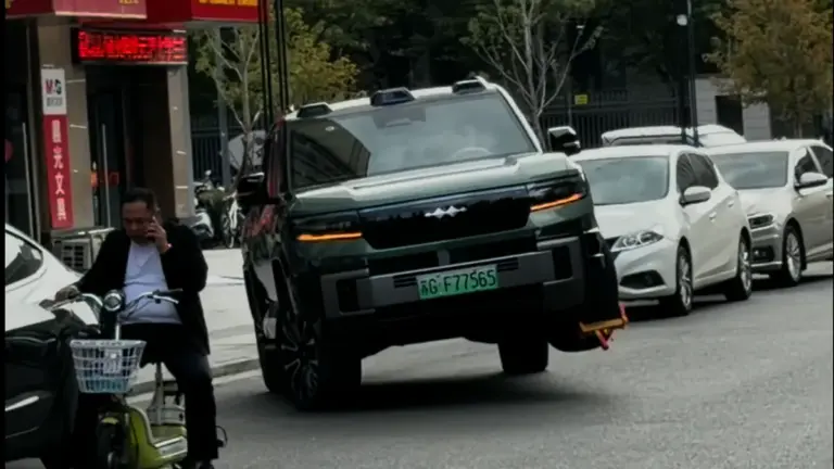 BYD Fang Cheng Bao Bao 8 помітили на вулиці на трьох колесах із блокуванням