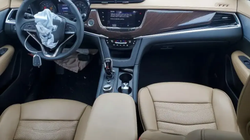 Битий Cadillac XT6 2025 року випуску продають удвічі дешевше від ринку