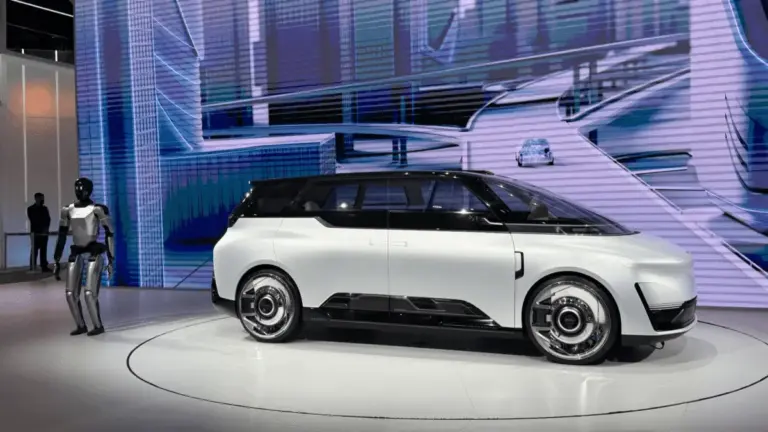 Caocao Mobility випустила перший прототип роботаксі Eva Cab за підтримки Geely
