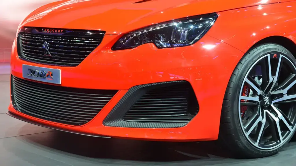 Четверте покоління Peugeot 308 може перетворитися на яскравий фастбек