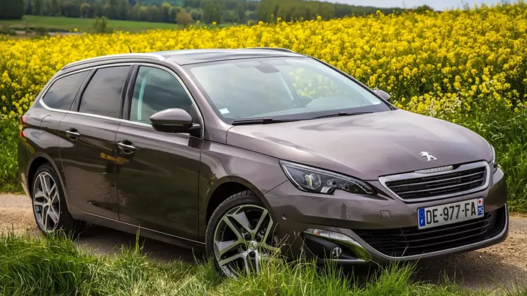Четверте покоління Peugeot 308 може перетворитися на яскравий фастбек