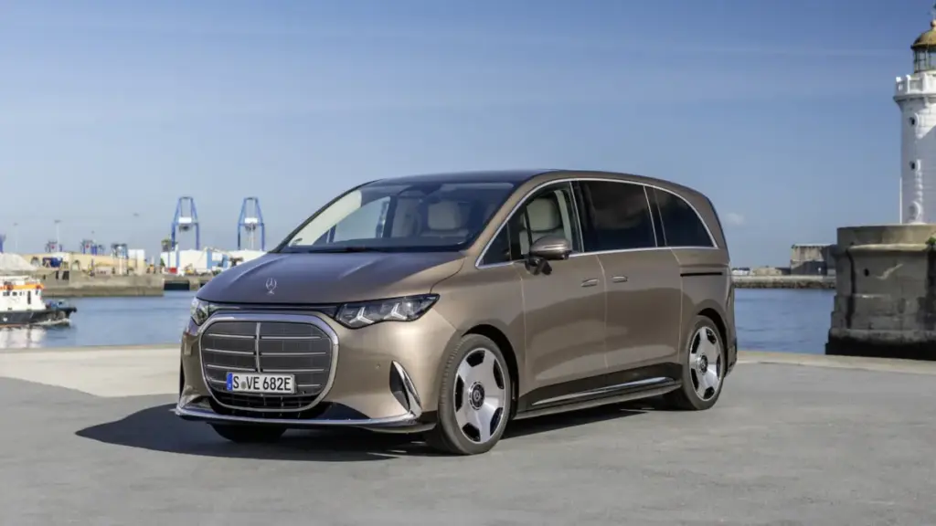 Дитина розбила експонат Mercedes-Benz VLE на автосалоні в Парижі