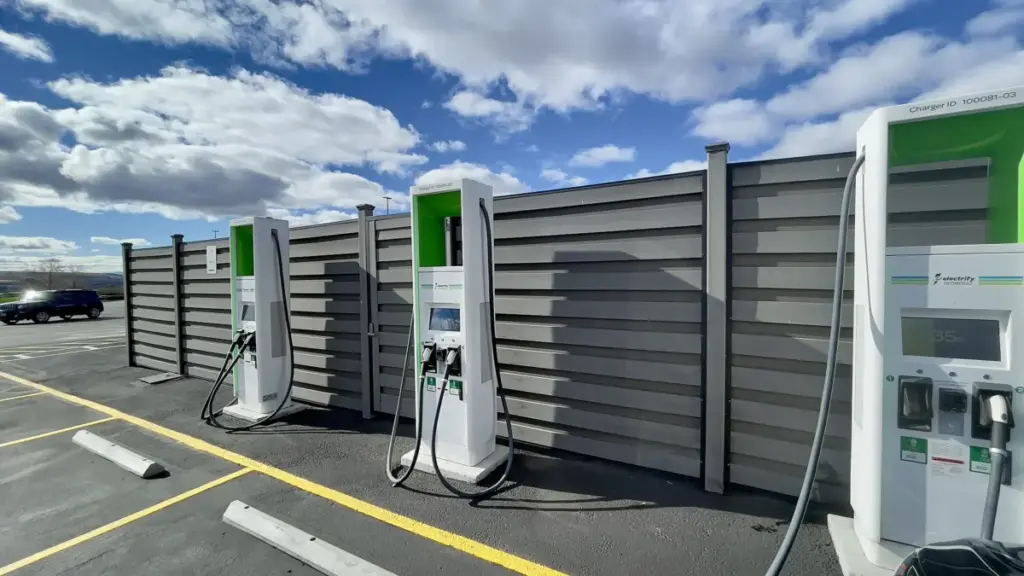 Electrify America відкрила найбільшу зарядну станцію для електромобілів