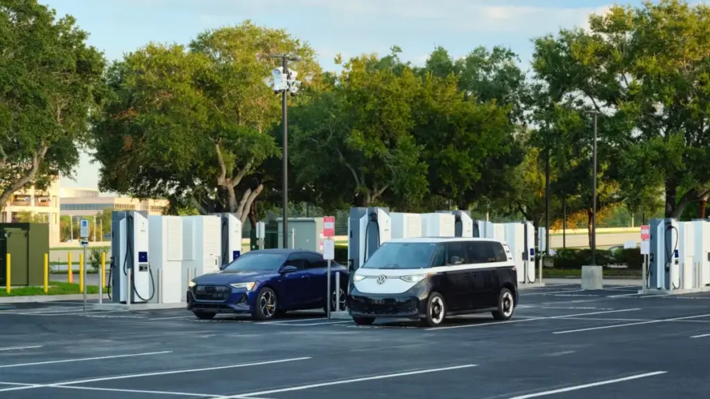 Electrify America відкрила найбільшу зарядну станцію для електромобілів