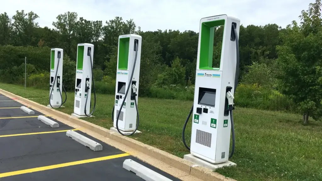 Electrify America відкрила найбільшу зарядну станцію для електромобілів