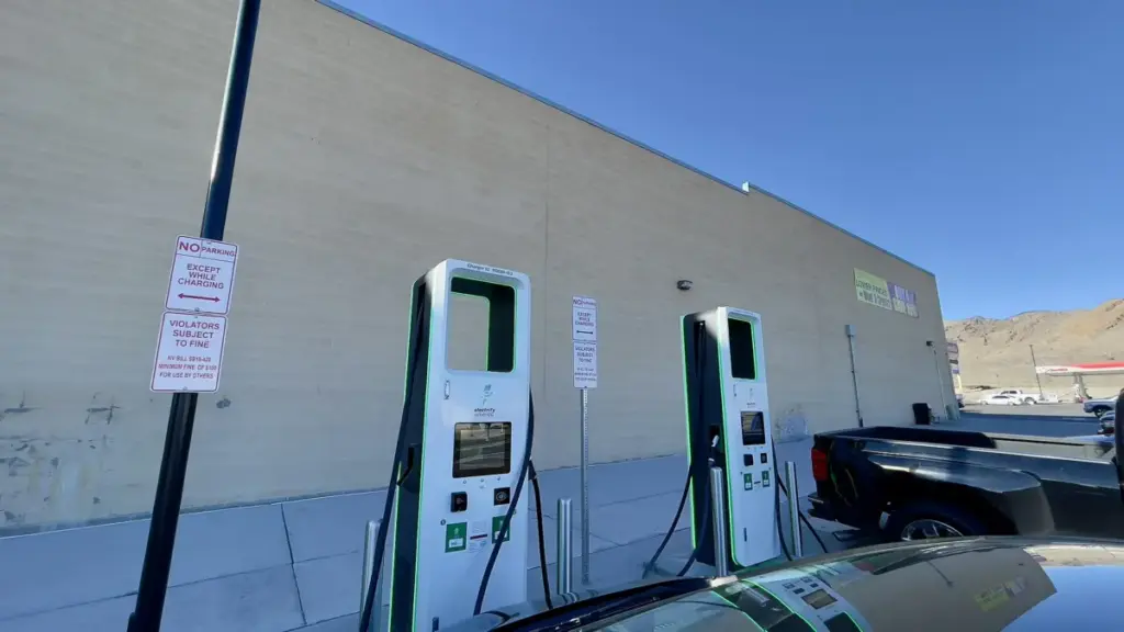 Electrify America відкрила найбільшу зарядну станцію для електромобілів