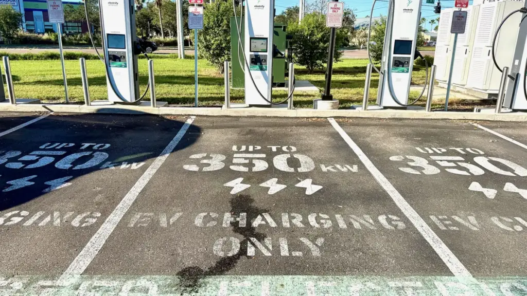 Electrify America відкрила свою найбільшу зарядну станцію в Орландо