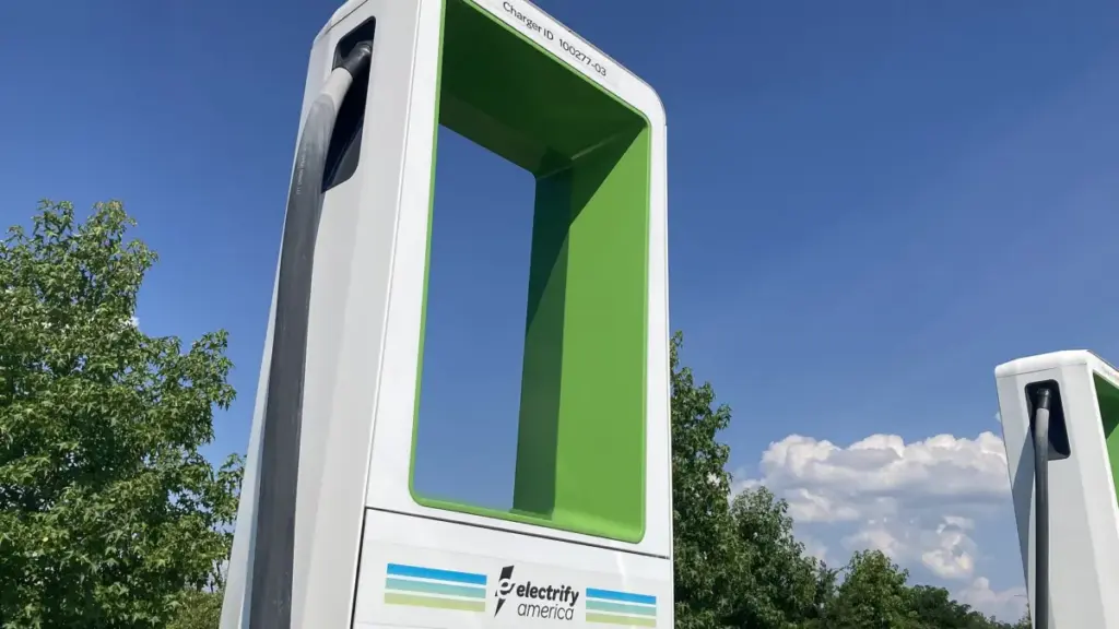 Electrify America відкрила свою найбільшу зарядну станцію в Орландо