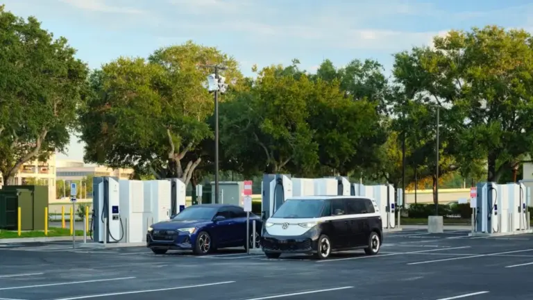 Electrify America відкрила свою найбільшу зарядну станцію в Орландо