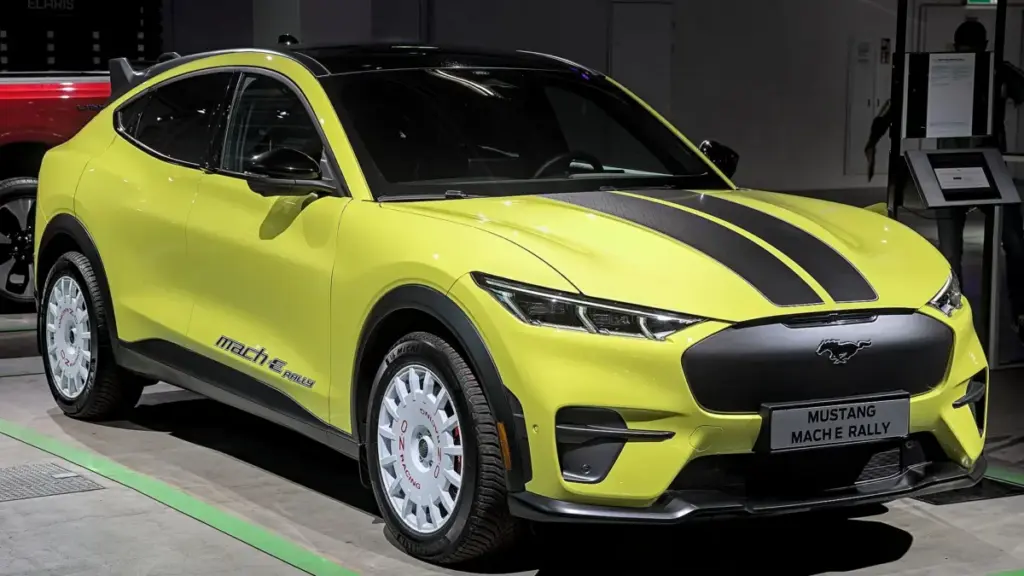 Ford Mustang Mach-E отримав позашляхову версію Trail та нові батареї