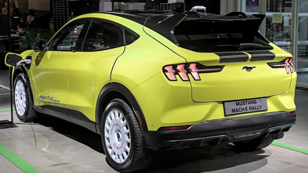 Ford Mustang Mach-E отримав позашляхову версію Trail та нові батареї