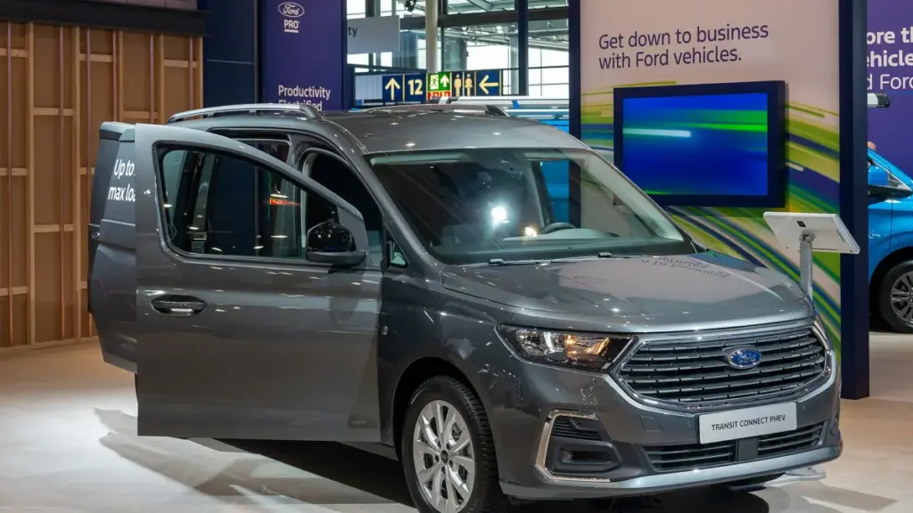 Ford відкликає фургони Transit Connect через проблеми з камерами