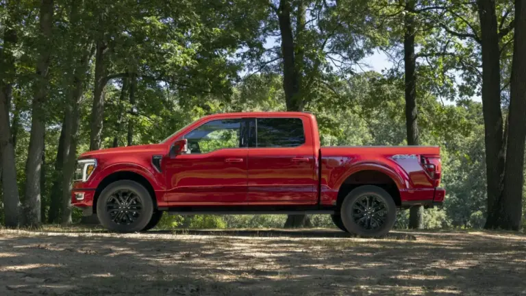 Ford відкликає пікапи F-150 через проблеми з кріпленням сидінь