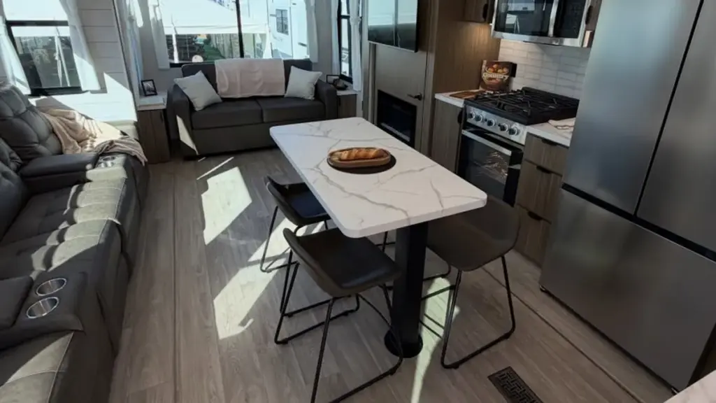Forest River анонсувала розкішний трейлер Salem Grand Villa 43RLL