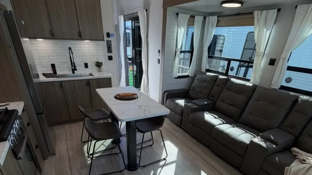 Forest River анонсувала розкішний трейлер Salem Grand Villa 43RLL