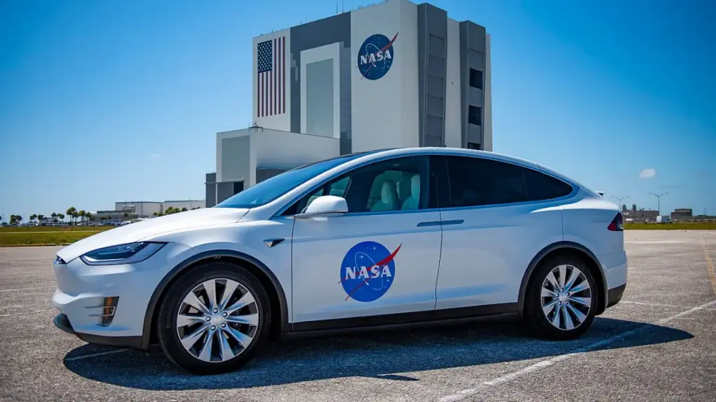 Ілон Маск хоче об’єднати Tesla та SpaceX у мегакорпорацію