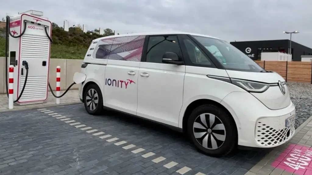 Ionity масштабує мережу зарядок за допомогою систем накопичення енергії