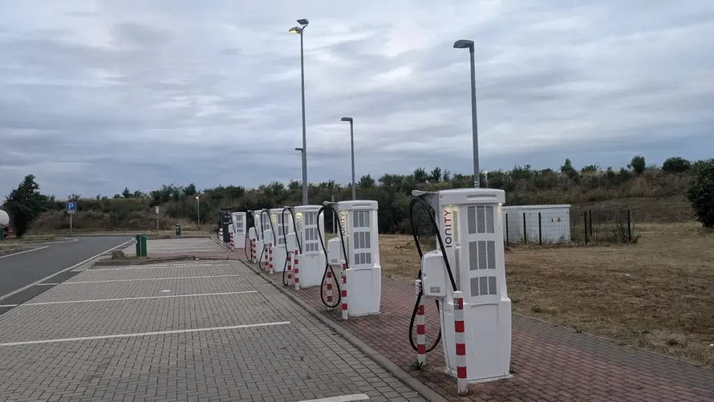 Ionity масштабує мережу зарядок за допомогою систем накопичення енергії