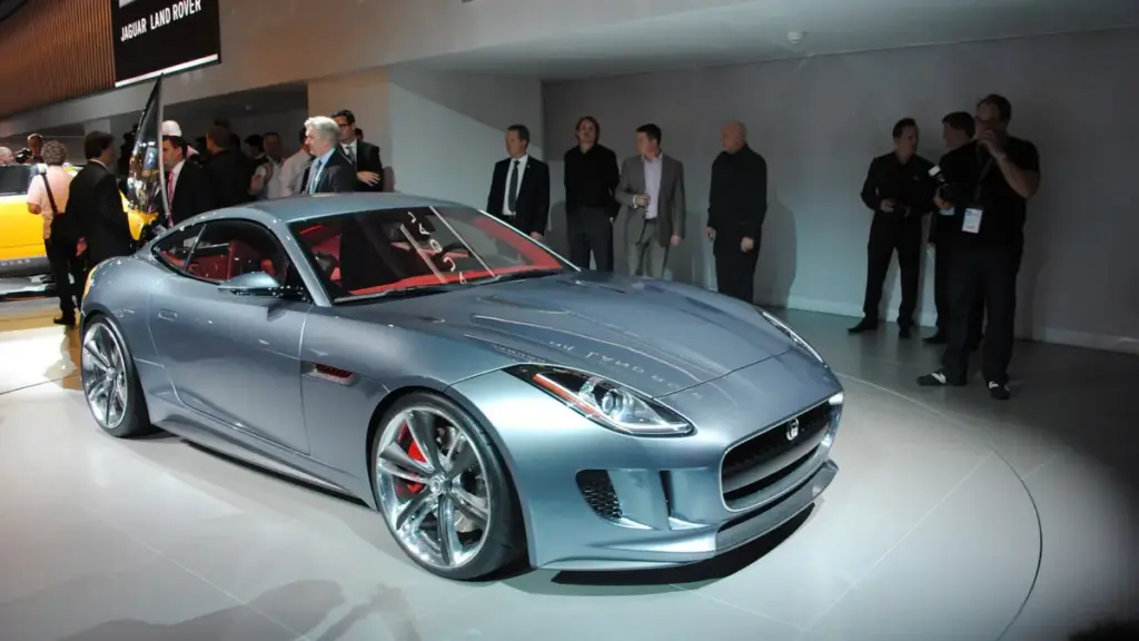 Jaguar готує кросовер після дебюту свого нового електрокара