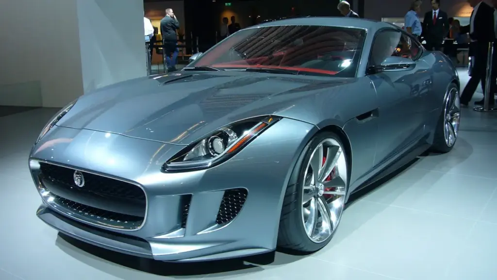 Jaguar готує кросовер після дебюту свого нового електрокара