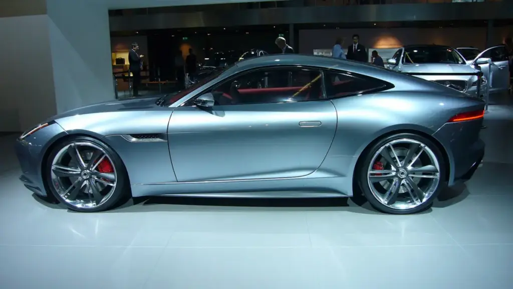 Jaguar готує кросовер після дебюту свого нового електрокара