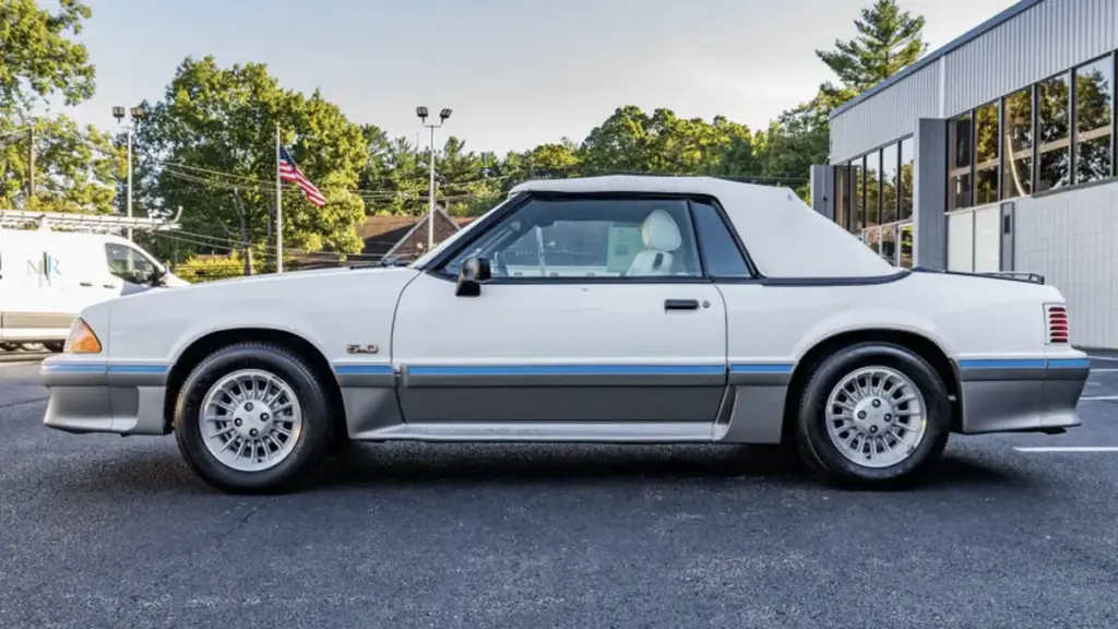 Капсула часу: кабріолет Ford Mustang GT 1988 року виставили на торгів