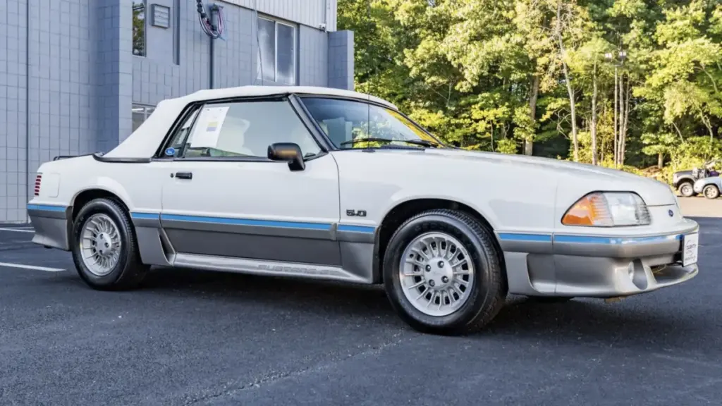 Капсула часу: кабріолет Ford Mustang GT 1988 року виставили на торгів