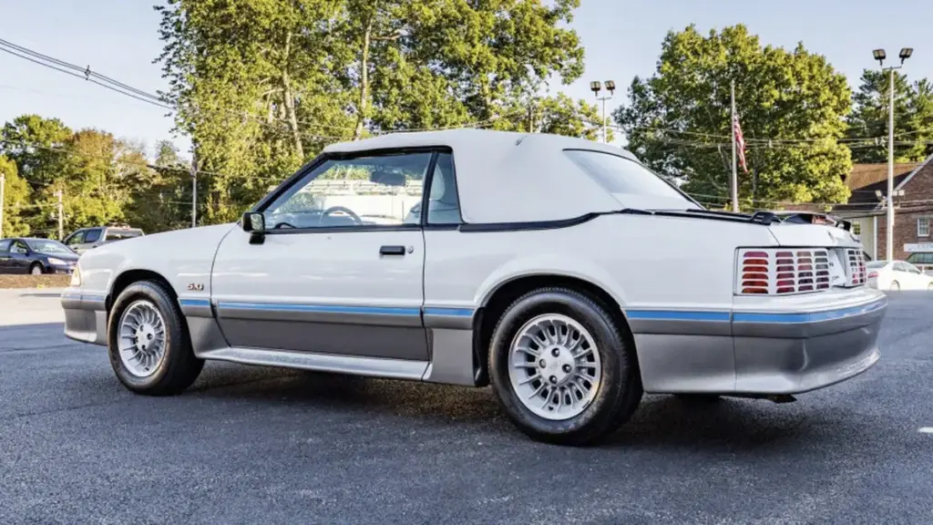 Капсула часу: кабріолет Ford Mustang GT 1988 року виставили на торгів
