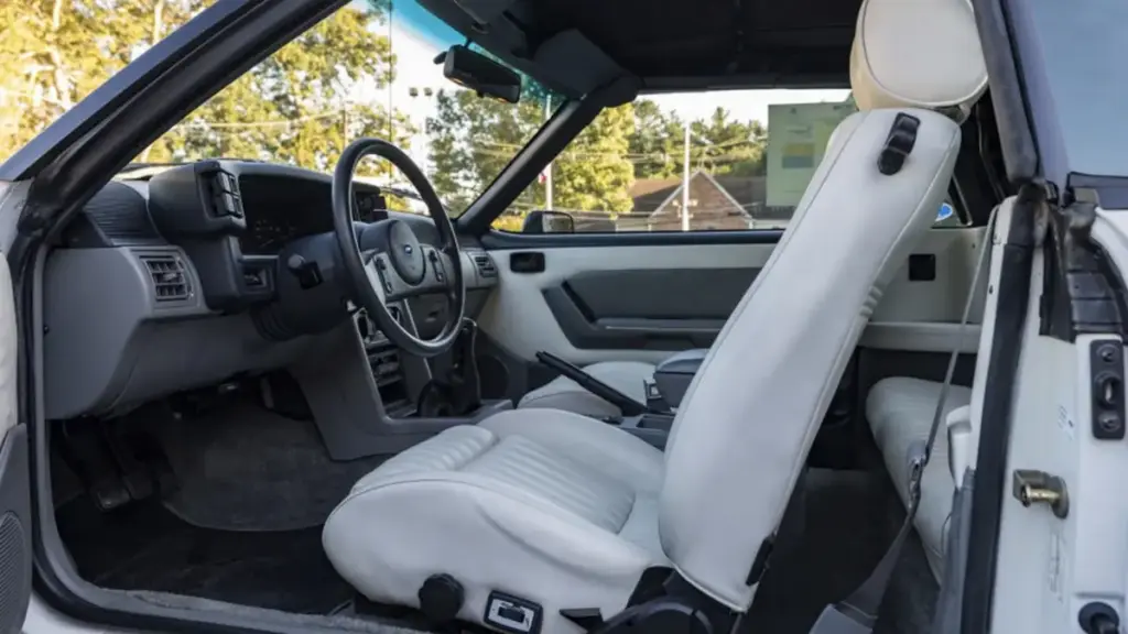 Капсула часу: кабріолет Ford Mustang GT 1988 року виставили на торгів