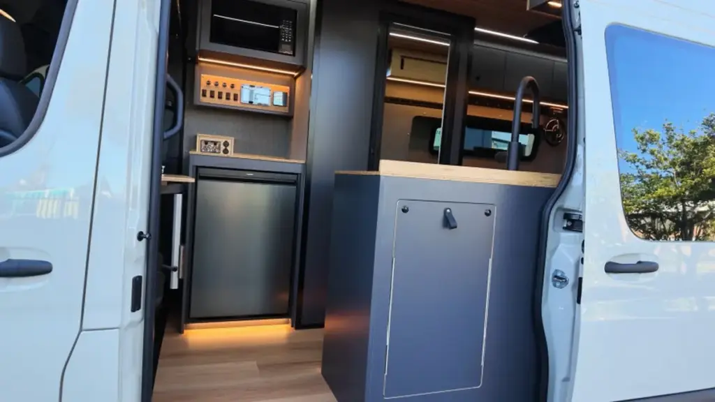 Кемпер Matilda на базі Mercedes-Benz Sprinter розробили для автономних подорожей