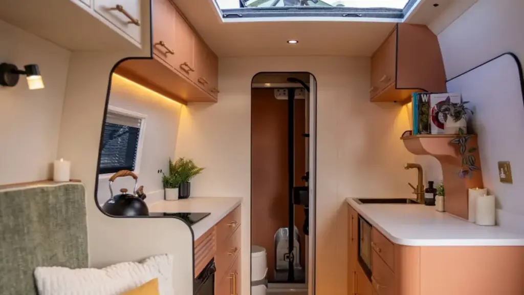 Кемпер Rupa на базі Mercedes-Benz Sprinter отримав внутрішні сходи та терасу