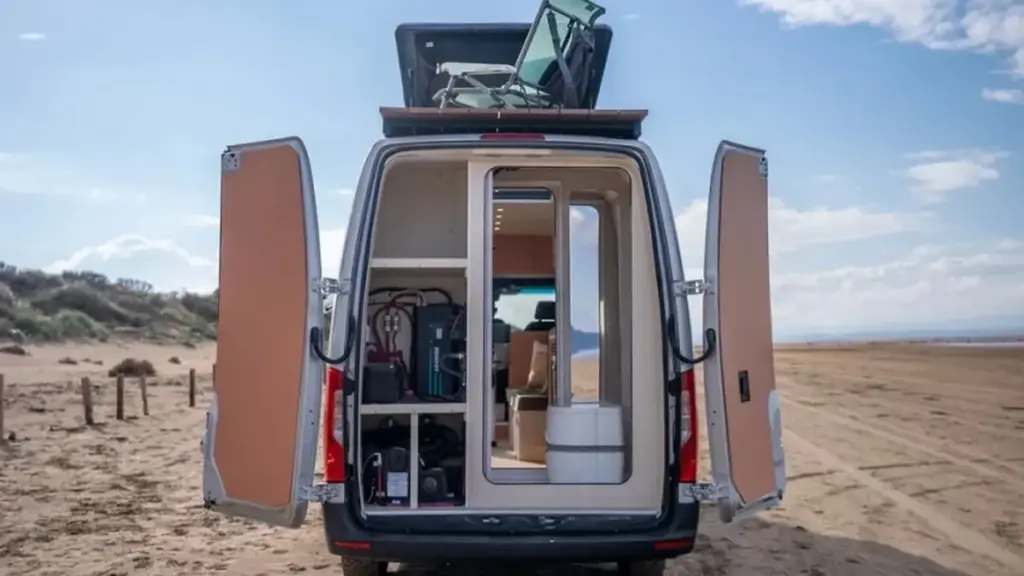 Кемпер Rupa на базі Mercedes-Benz Sprinter отримав внутрішні сходи та терасу