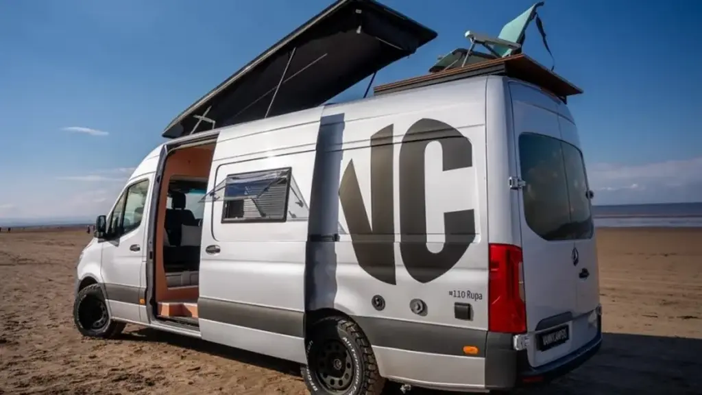 Кемпер Rupa на базі Mercedes-Benz Sprinter отримав внутрішні сходи та терасу