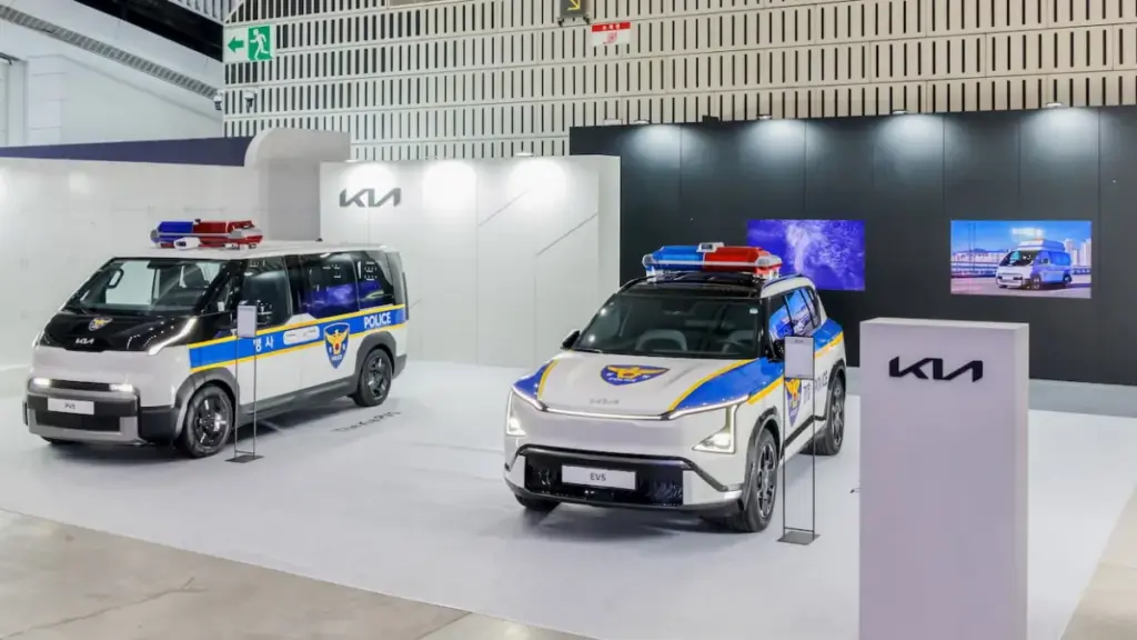 Kia презентувала поліцейські концепти електромобілів EV5 та PV5