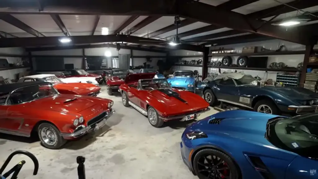 Колекцію з шести класичних Chevrolet Corvette знайшли в Техасі