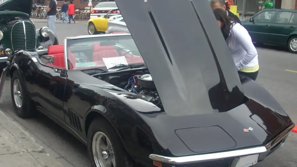 Колекцію з шести класичних Chevrolet Corvette знайшли в Техасі