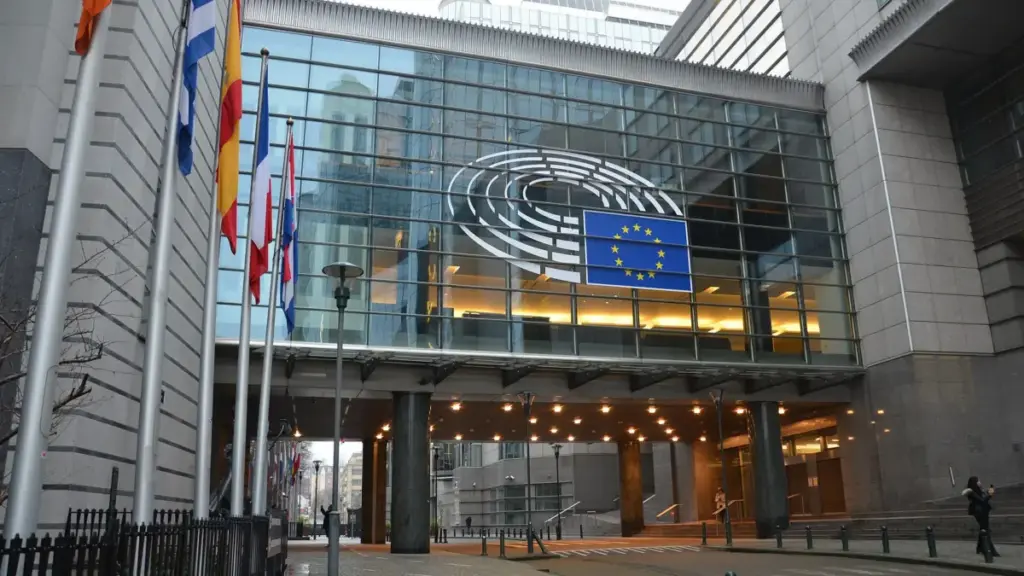Комітети Європарламенту підтримали пом'якшення норм CO₂ для авто з 2035 року