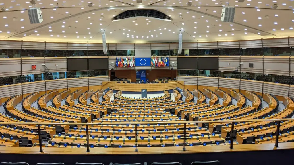 Комітети Європарламенту підтримали пом'якшення норм CO₂ для авто з 2035 року